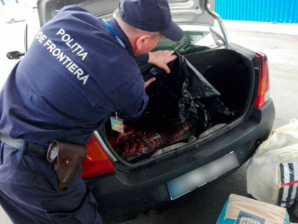 Cu 50 de kilograme de salam in portbagaj. Cum a fost prins un tanar de 26 de ani de catre politistii de frontiera in timp ce incerca sa intre in Republica Moldova - FOTO