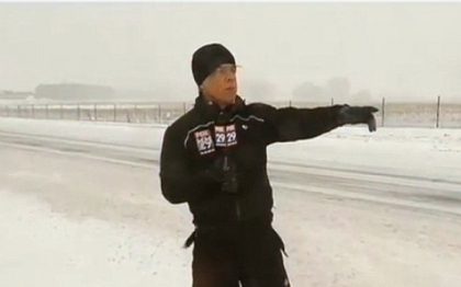 Un reporter din SUA a fost ingropat in zapada, in timp ce filma un reportaj. VIDEO
