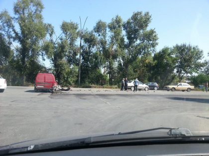 Accident pe strada Calea Basarabiei din capitala. Doua masini, grav avariate - FOTO Accident pe strada Calea Basarabiei din capitala. Doua masini, grav avariate - FOTO