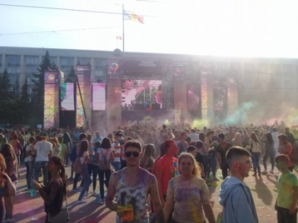 URMARESTE LIVE. Sute de oameni s-au adunat in PMAN pentru a se improsca cu praf colorat URMARESTE LIVE. Sute de oameni s-au adunat in PMAN pentru a se improsca cu praf colorat