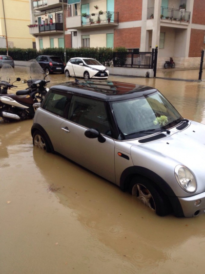 Inundatii catastrofale in Italia: 7 morti si 3 disparuti Inundatii catastrofale in Italia: 7 morti si 3 disparuti