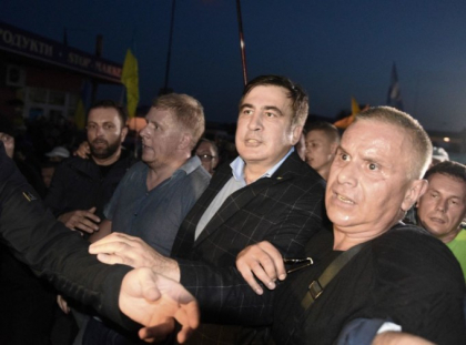 Mihail Saakasvili, insotit de sute de sustinatori, a fortat intrarea in Ucraina Mihail Saakasvili, insotit de sute de sustinatori, a fortat intrarea in Ucraina
