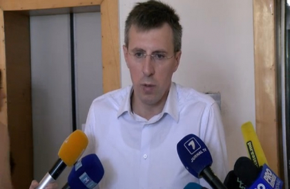 LIVE VIDEO. Sedinta a fost reluata. Judecatorii decid daca Dorin Chirtoaca ramane in arest la domiciliu. Primarul suspendat: "Ar trebui respins demersul si de terminat cu acest arest la domiciliu, de parca sunt in concediu" LIVE VIDEO. Sedinta a fost reluata. Judecatorii decid daca Dorin Chirtoaca ramane in arest la domiciliu. Primarul suspendat: "Ar trebui respins demersul si de terminat cu acest arest la domiciliu, de parca sunt in concediu"