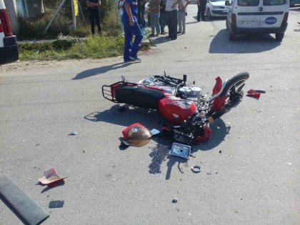 Impact fatal intr-un sat din raionul Briceni. Un baiat de 15 ani a ajuns la spital, dupa ce motocicleta pe care o conducea s-a izbit violent intr-un Citroen - FOTO