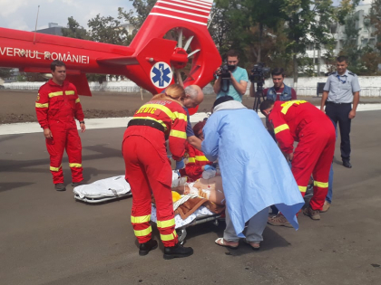 Adolescentul care a ajuns in coma dupa ce a intrat cu motocicleta intr-o masina, la Briceni, a fost adus la Chisinau cu un elicopter SMURD Iasi - GALERIE FOTO