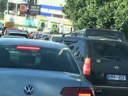 Nervi intinsi la maxim si cozi interminabile pe o strada din sectorul Ciocana al capitalei: se circula cu viteza melcului - GALERIE FOTO Nervi intinsi la maxim si cozi interminabile pe o strada din sectorul Ciocana al capitalei: se circula cu viteza melcului - GALERIE FOTO