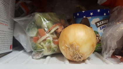 De ce este bine sa pui ceapa in congelator. Trucul acesta iti va usura viata De ce este bine sa pui ceapa in congelator. Trucul acesta iti va usura viata