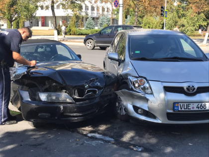 Un BMW decapotabil, facut praf pe bd. Stefan cel Mare, dupa ce s-a ciocnit cu o Toyota - GALERIE FOTO Un BMW decapotabil, facut praf pe bd. Stefan cel Mare, dupa ce s-a ciocnit cu o Toyota - GALERIE FOTO