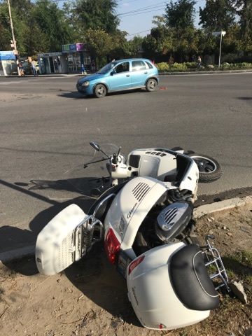 Un motociclist a avut nevoie de ingrijiri medicale dupa ce s-a ciocnit violent cu o masina. Accidentul a avut loc in sectorul Ciocana al capitalei - GALERIE FOTO Un motociclist a avut nevoie de ingrijiri medicale dupa ce s-a ciocnit violent cu o masina. Accidentul a avut loc in sectorul Ciocana al capitalei - GALERIE FOTO