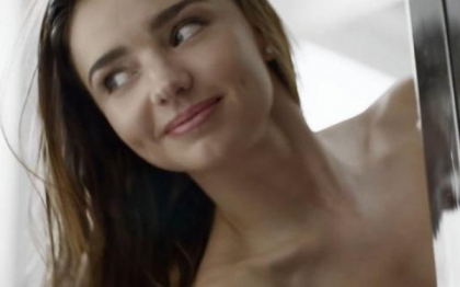 Reclama in care modelul Miranda Kerr pune in umbra produsul pe care il promoveaza. VIDEO Reclama in care modelul Miranda Kerr pune in umbra produsul pe care il promoveaza. VIDEO