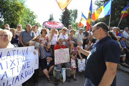 URMARESTE LIVE. Protestatarii, in mars, au ajuns la televiziunea nationala: "Nu mintiti poporul", "Rusine" - striga acestia URMARESTE LIVE. Protestatarii, in mars, au ajuns la televiziunea nationala: "Nu mintiti poporul", "Rusine" - striga acestia