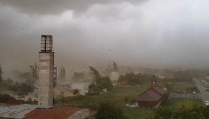 Furtuna violenta in vestul Romaniei, 8 oameni au murit si 67 au fost raniti. Vantul a depasit 100 de km/h - VIDEO/FOTO Furtuna violenta in vestul Romaniei, 8 oameni au murit si 67 au fost raniti. Vantul a depasit 100 de km/h - VIDEO/FOTO