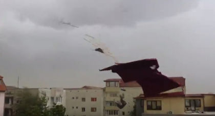 Moment socant. Furtuna violenta a smuls un acoperis de pe o cladire din Timisoara - VIDEO Moment socant. Furtuna violenta a smuls un acoperis de pe o cladire din Timisoara - VIDEO