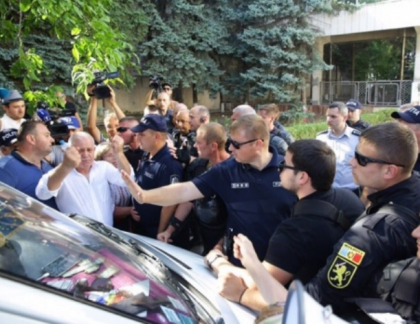 Ce spune politia despre microbuzul care ar fi intrat, ieri, in multime, la protestul din fata Televiziunii Nationale. IGP a initiat o cauza penala, iar soferul a fost retinut Ce spune politia despre microbuzul care ar fi intrat, ieri, in multime, la protestul din fata Televiziunii Nationale. IGP a initiat o cauza penala, iar soferul a fost retinut