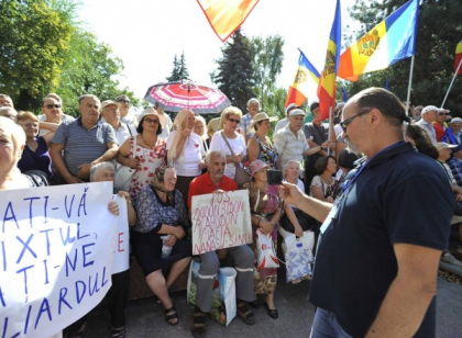 Democratii nu au comentat protestul de ieri, insa se expun asupra incidentului cu microbuzul care ar fi intrat, in multime, la protest Democratii nu au comentat protestul de ieri, insa se expun asupra incidentului cu microbuzul care ar fi intrat, in multime, la protest