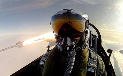 Cel mai tare selfie. Un pilot danez s-a fotografiat in aer in timp ce lansa o racheta. FOTO