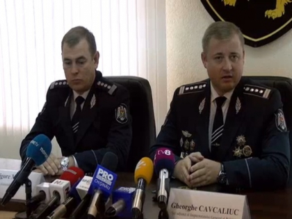 Autoritatile sustin ca patru politisti au fost raniti dupa protestul de ieri. Cavcaliuc: "Unul a fost lovit cu ceva in cap, iar altii trei au fost raniti dupa ce un microbuz a intrat in multime". Reactia organizatorilor Autoritatile sustin ca patru politisti au fost raniti dupa protestul de ieri. Cavcaliuc: "Unul a fost lovit cu ceva in cap, iar altii trei au fost raniti dupa ce un microbuz a intrat in multime". Reactia organizatorilor