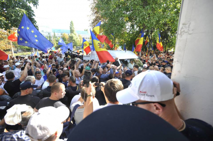 Momentul in care microbuzul inainteaza prin multimea din fata televiziunii nationale, la protestul de duminica - VIDEO Momentul in care microbuzul inainteaza prin multimea din fata televiziunii nationale, la protestul de duminica - VIDEO