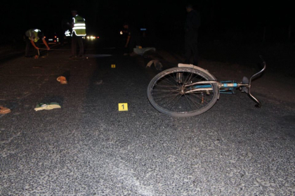 Un barbat de 58 de ani si-a gasit sfarsitul aseara la Ungheni. Mergea pe bicicleta cand a fost lovit de o masina - FOTO