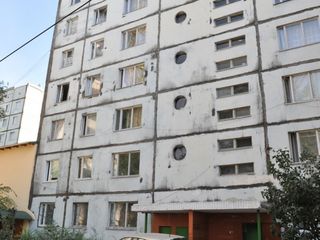 Si-a pus capat zilelor? Un barbat de 47 de ani din capitala s-ar fi aruncat de la etajul 10 al unui bloc din apropiere de casa sa: avea intr-o gentuta toate actele de identitate Si-a pus capat zilelor? Un barbat de 47 de ani din capitala s-ar fi aruncat de la etajul 10 al unui bloc din apropiere de casa sa: avea intr-o gentuta toate actele de identitate