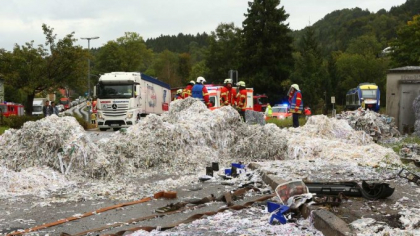 TIR romanesc, spulberat de tren in Germania. 170 de salvatori au intervenit