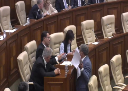 Ghimpu: "Presedintele calca prin strachini." Liberalii vin cu un proiect privind suspendarea lui Dodon. Batrancea: "Propunere ridicola in stilul bufonului Ghimpu" Ghimpu: "Presedintele calca prin strachini." Liberalii vin cu un proiect privind suspendarea lui Dodon. Batrancea: "Propunere ridicola in stilul bufonului Ghimpu"