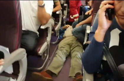 Clipe de groaza intr-un avion Wizz Air, care a decolat de la Bucuresti si a aterizat in Catania. Pasageri intinsi pe jos, cu asistenta medicala - VIDEO