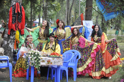 Festivalul etniilor a inceput in capitala: zeci de oameni s-au adunat in Gradina Publica Stefan cel Mare, unde au mancat si au baut intr-o veselie - GALERIE FOTO