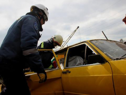 Salvatorii au intervenit pentru descarcerarea tanarului in varsta de 23 de ani, care a murit in urma accidentului cumplit produs ieri in apropiere de Budesti - FOTO Salvatorii au intervenit pentru descarcerarea tanarului in varsta de 23 de ani, care a murit in urma accidentului cumplit produs ieri in apropiere de Budesti - FOTO