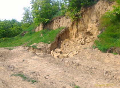 A cazut un mal de nisip peste el. Un barbat de 45 de ani din Pistruieni, Telenesti, transportat de urgenta la spital A cazut un mal de nisip peste el. Un barbat de 45 de ani din Pistruieni, Telenesti, transportat de urgenta la spital