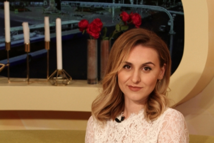 Cu pectoralii dezgoliti, la cratita! Cum este rasfatata Elena Burlacu, vloggerita din spatele proiectului "Cu scaun la cap", de sotul sau - FOTO Cu pectoralii dezgoliti, la cratita! Cum este rasfatata Elena Burlacu, vloggerita din spatele proiectului "Cu scaun la cap", de sotul sau - FOTO