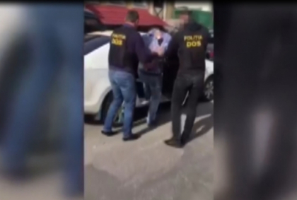 Risca sa stea pana la 15 ani dupa gratii, dupa ce ar fi fost implicat intr-un sir de infractiuni. Un consilier al orasului Codru, retinut de oamenii legii - VIDEO Risca sa stea pana la 15 ani dupa gratii, dupa ce ar fi fost implicat intr-un sir de infractiuni. Un consilier al orasului Codru, retinut de oamenii legii - VIDEO