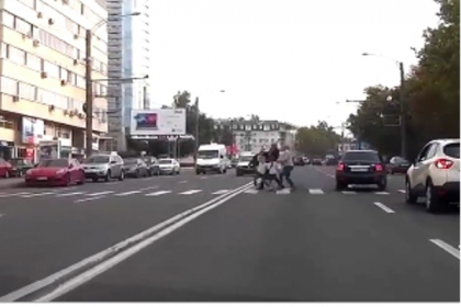 Oamenii legii s-au autosesizat in cazul celor doi parinti cu doi copii care au fost la un pas de a fi  loviti pe o trecere de pietoni din capitala