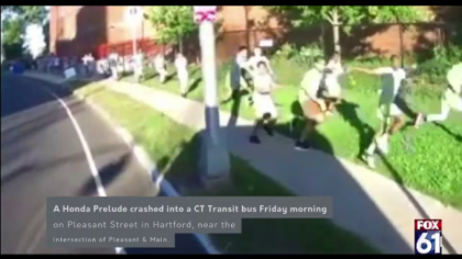 Un autobuz din SUA, la un pas de o tragedie dupa ce a fost lovit de o masina Un autobuz din SUA, la un pas de o tragedie dupa ce a fost lovit de o masina