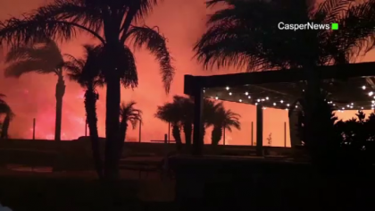 300 de pompieri lupta sa stinga un incendiu violent, in California