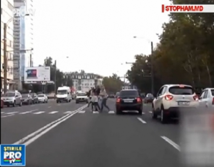 S-a dus el la politie. Soferul, care era cat pe ce sa loveasca cu masina doi parinti si doi copii pe o trecere de pietoni din capitala, a mers la Inspectorat. Ce le-a spus politistilor