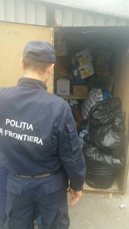 Politistii de frontiera, la piata. Au gasit haine aduse din Ucraina fara acte, pe care un barbat le vindea intr-o ghereta la piata din Otaci.  - GALERIE FOTO