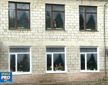 Familia unei eleve a obtinut in instanta despagubiri, dupa ce fata ar fi fost umilita de profesoara. Administratia gimnaziului, obligata sa achite 12 mii de lei Familia unei eleve a obtinut in instanta despagubiri, dupa ce fata ar fi fost umilita de profesoara. Administratia gimnaziului, obligata sa achite 12 mii de lei