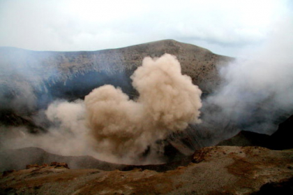 Insula din Vanuatu, evacuata in intregime. Un vulcan va provoca o eruptie majora Insula din Vanuatu, evacuata in intregime. Un vulcan va provoca o eruptie majora
