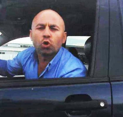 Conducatorul Mercedes-ului care a intrat pe contrasens, a blocat drumul altor soferi si a inceput sa-i injure, gasit de politisti si amendat. Ce risca acesta