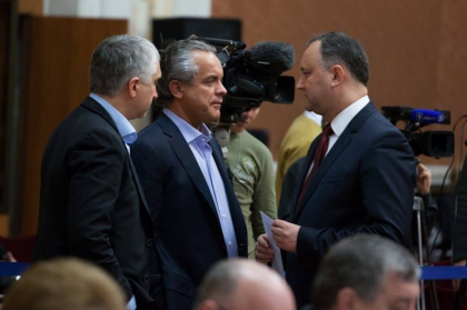 Au asteptat impreuna rezultatele alegerilor prezidentiale? Munteanu le cere lui Dodon si Plahotniuc sa faca testul cu poligraful, sugerand ca aparatorii lor mint Au asteptat impreuna rezultatele alegerilor prezidentiale? Munteanu le cere lui Dodon si Plahotniuc sa faca testul cu poligraful, sugerand ca aparatorii lor mint