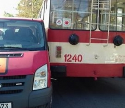 Carambol pe strada Ion Creanga. Un microbuz, un troilebuz si trei automobile s-au ciocnit intre ele. Ambulanta a ajuns la fata locului - GALERIE FOTO