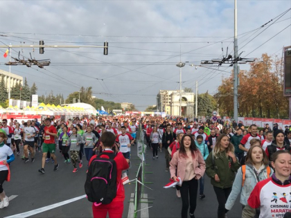 Si-au ales distanta si au pornit spre finish. Zeci de oameni participa astazi la Maratonul International Chisinau - GALERIE FOTO Si-au ales distanta si au pornit spre finish. Zeci de oameni participa astazi la Maratonul International Chisinau - GALERIE FOTO
