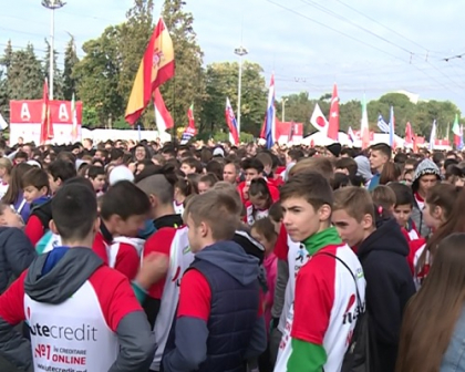 Pietonii alearga, soferii inconjoara. Pana la ce ora ramane blocat traficul in centrul capitalei din cauza Maratonului International Chisinau Pietonii alearga, soferii inconjoara. Pana la ce ora ramane blocat traficul in centrul capitalei din cauza Maratonului International Chisinau