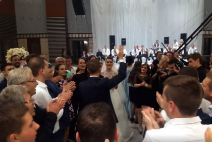 Momentul in care sotul deputatei Alinei Zotea canta la nunta lor. Toti invitatii au dansat si au batut din palme. Cum a fost primul dans al mirilor - VIDEO Momentul in care sotul deputatei Alinei Zotea canta la nunta lor. Toti invitatii au dansat si au batut din palme. Cum a fost primul dans al mirilor - VIDEO