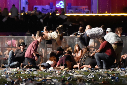 Atac armat in Las Vegas: 58 de morti si 515 raniti. Criminalul a tras spre oameni cu mai multe arme de asalt, cu foc automat Atac armat in Las Vegas: 58 de morti si 515 raniti. Criminalul a tras spre oameni cu mai multe arme de asalt, cu foc automat