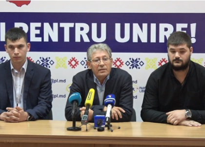 Ghimpu, alaturi de cei doi fii ai primarului de Sangera care a fost gasit impuscat in cap: "Credem ca a fost un omor la comanda. O drona ne-a survolat casa de mai multe ori, sange nu era, glontele nu a fost gasit"