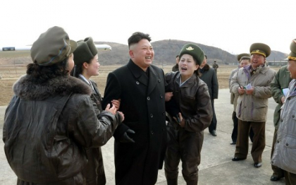 Kim Jong-Un, asaltat de admiratoarele din armata. Cum arata cele care piloteaza avioanele de lupta nord-coreene Kim Jong-Un, asaltat de admiratoarele din armata. Cum arata cele care piloteaza avioanele de lupta nord-coreene