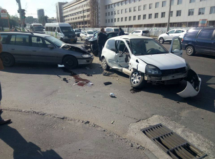 Accident in lant pe o strada din capitala. Trei masini au fost facute zob, dupa ce s-au ciocnit violent - FOTO Accident in lant pe o strada din capitala. Trei masini au fost facute zob, dupa ce s-au ciocnit violent - FOTO