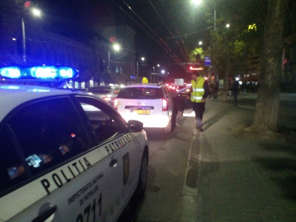 Beat la volan si cu piciorul pe pedala de acceleratie, desi avea pasageri. Un taximetrist din capitala a fost prins baut la volan. Ce alcoolemie avea- GALERIE FOTO Beat la volan si cu piciorul pe pedala de acceleratie, desi avea pasageri. Un taximetrist din capitala a fost prins baut la volan. Ce alcoolemie avea- GALERIE FOTO